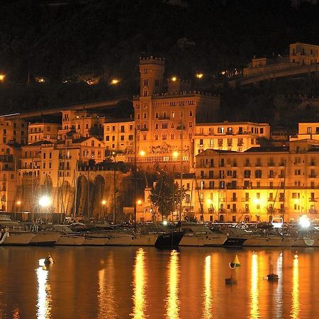 Апартаменты Piazza Alario Салерно Номер фото